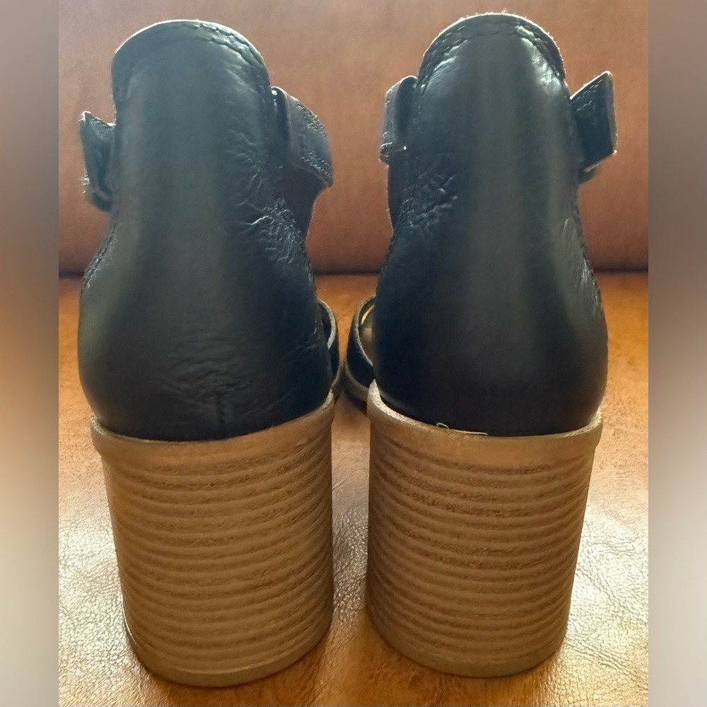 Lucky Brand Sabeni T Strap Block Heel Sandals Black Leather 9.5M EUC - Picture 6 of 9